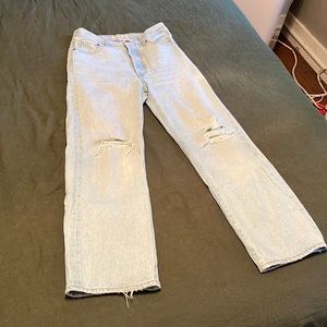 Never worn Levi’s distressed ribcage jeans